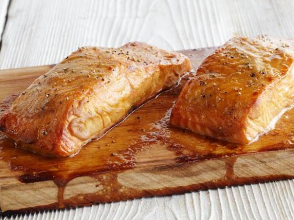 Zalm op cederhouten plank op de BBQ