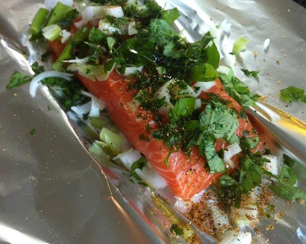 Zalm met bosui in folie op de BBQ