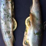 Forel op cederhouten plankje op de BBQ