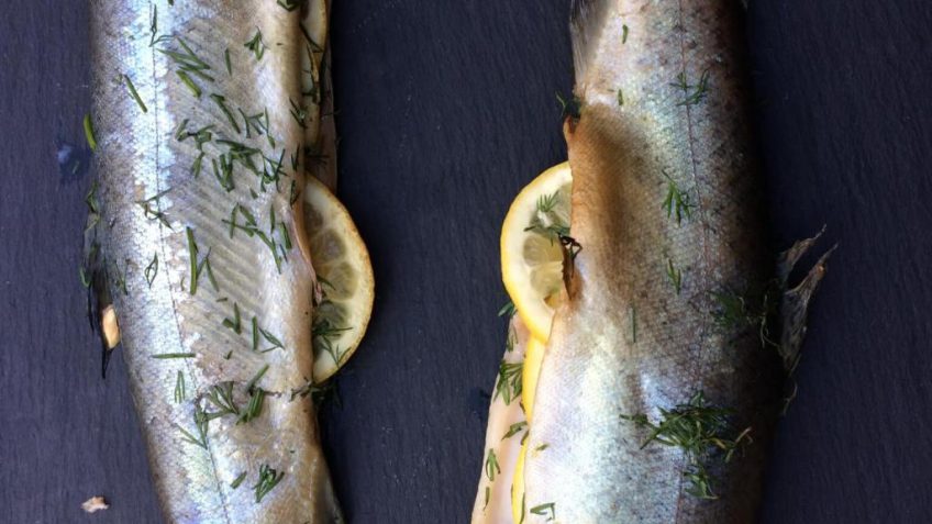 Forel op cederhouten plankje op de BBQ